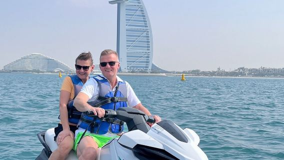 Dubai: 30 Minuten mit dem Jetski zum Burj Al Arab.
