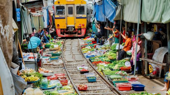 Bangkok: Tagesausflug zur Maeklong Railway und zum Amphoe Amphawa Schwimmenden Markt