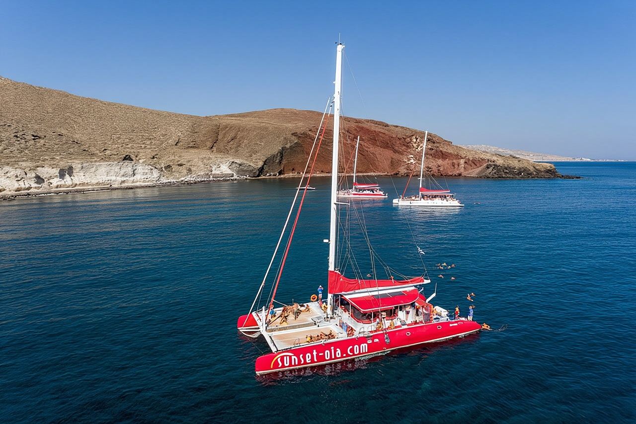 Crucero en catamarán a vela en Santorini con barbacoa, bebidas y traslado.