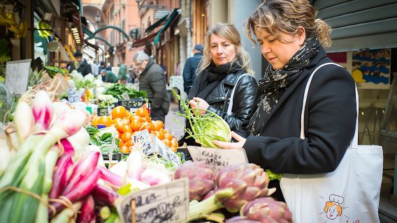 Market tour, lunch or dinner and show cooking at a Cesarina's home in Bologna