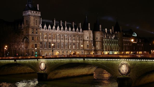 Paris by Night Walking Tour: Ghosts, Mysteries and Legends
