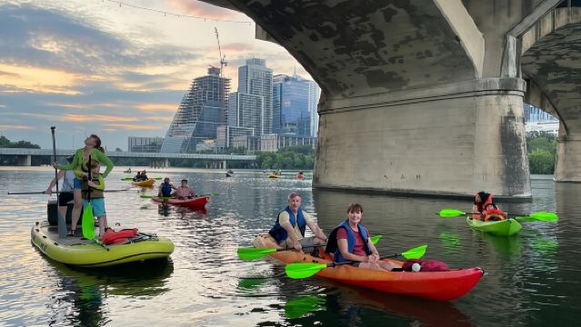 オースティン市中心部 サンセットカヤックツアー＆150万匹のコウモリ