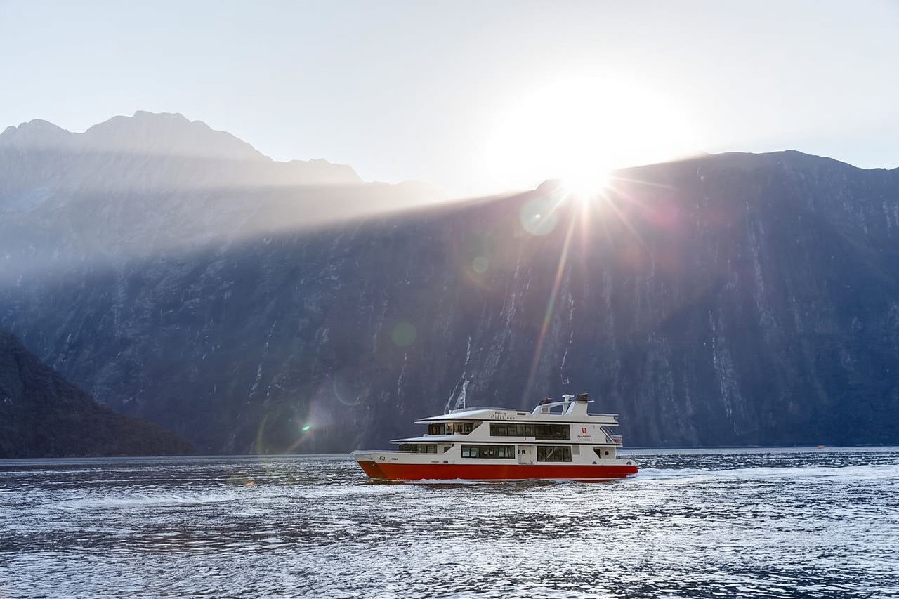 From Te Anau: Milford Sound Premium Bus Tour and Cruise