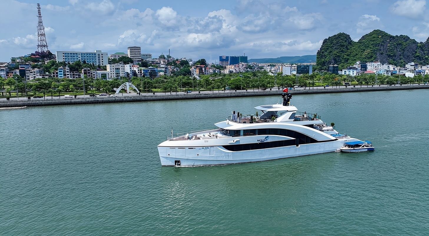 Lo yacht Saquila della baia di Halong scopre la grotta di Sung Sot, l'isola di Titop