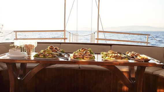 Atene: crociera al tramonto di 3 ore con sosta per nuotare, snack e bevande