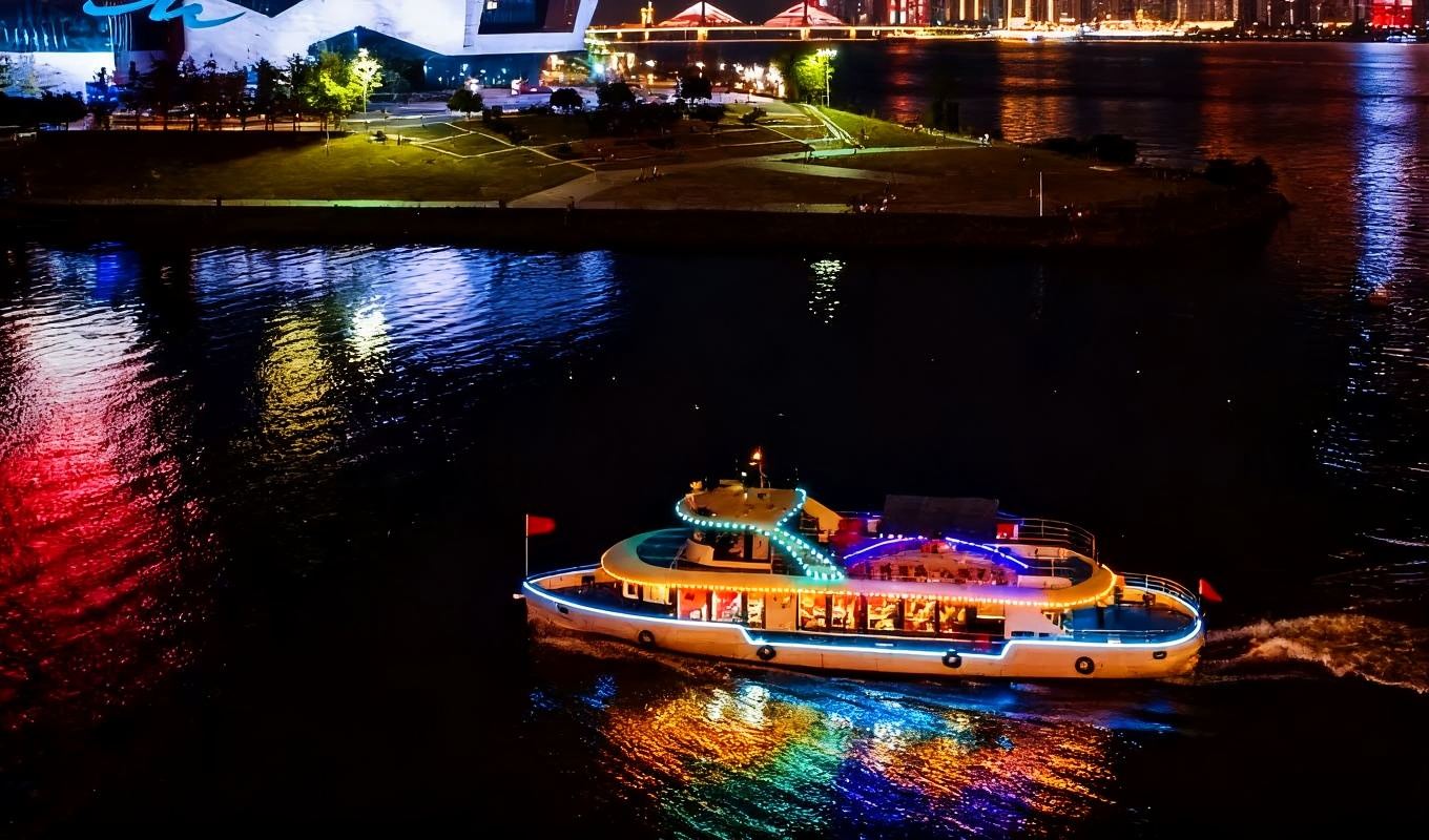 長沙湘江遊覧船体験【橘子洲埠頭/岳麓山埠頭/三館一庁埠頭】(煌めく夜景+山水洲城+ロマンチックな旅)