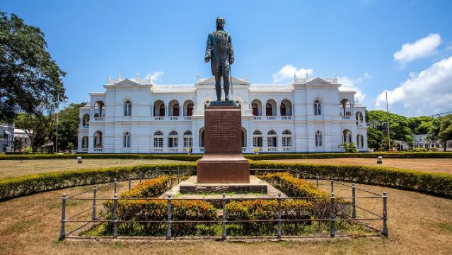Pemandu pelancong di seluruh Sri Lanka / Penterjemah perniagaan / Perkhidmatan tersuai peribadi / Lawatan bebas dengan sambutan tempatan