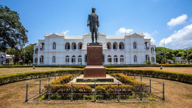 Pemandu pelancong di seluruh Sri Lanka / Penterjemah perniagaan / Perkhidmatan tersuai peribadi / Lawatan bebas dengan sambutan tempatan