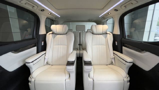 Private charter service for fast clearance from Hong Kong and Macau directly to Shenzhen, Guangzhou, and Dongguan, with 7-seater business car pick-up and direct transfer to Hong Kong and Macau