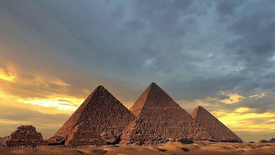 Les pyramides de Gizeh et le musée égyptien