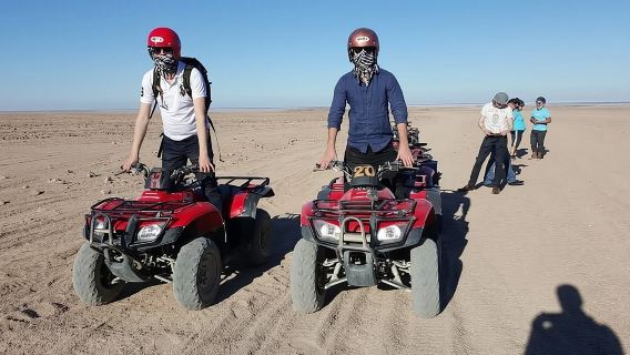 Hurghada-Safari: 3-stündiger Quad- und Kamelritt, Besuch eines Beduinendorfes