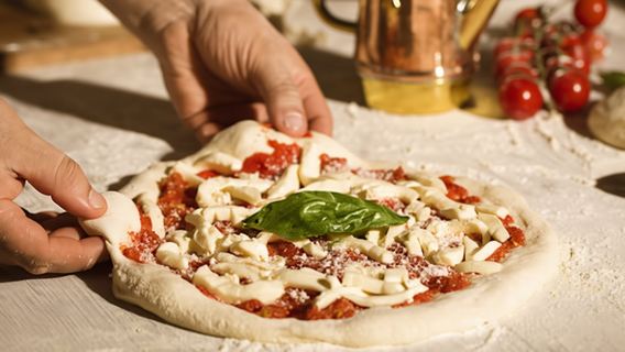 Small-group pizza making experience in Naples
