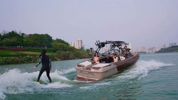 【廣西南寧尾波沖浪】進口造浪艇包船尾波沖浪（按小時預訂）/專業教練教學/可體驗23尺遊艇暢遊邕江