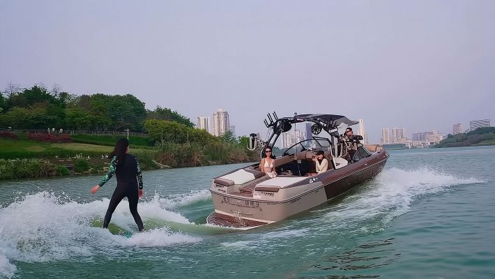 【廣西南寧尾波衝浪】進口造浪艇包船尾波衝浪（按小時預訂）/專業教練教學/可體驗23尺遊艇暢遊邕江
