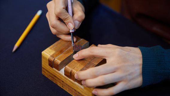 Schnitzen eines koreanischen Steinsiegels mit Jeongju in Insadong, Seoul.