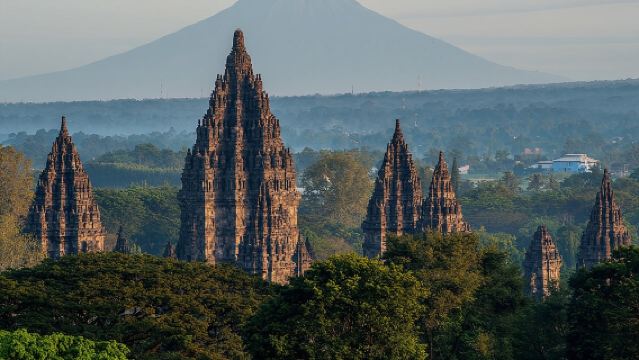Tour por Borobudur (subida), el volcán Merapi y el templo de Prambanan