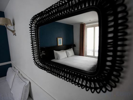 Hotel Etoile Trocadero - Tap to explore photos