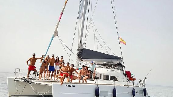 Escursione di gruppo in catamarano di 3 ore a Marbella con osservazione dei delfini