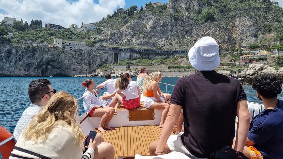 Degustazione di vini siciliani in barca a Taormina
