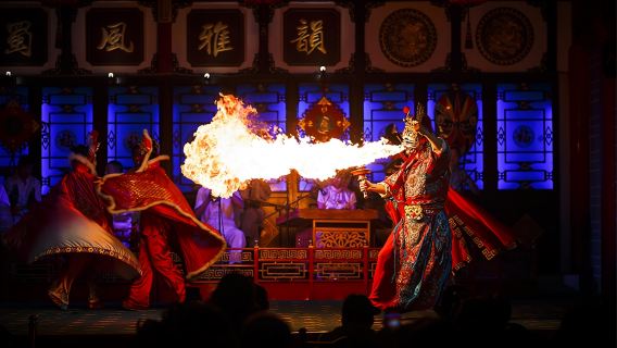 Sichuan Culture Opera Show in Chengdu with Face-changing and Fire-breathing