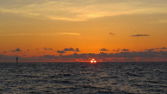 Sonnenuntergangsfahrt über den Golf von Mexiko