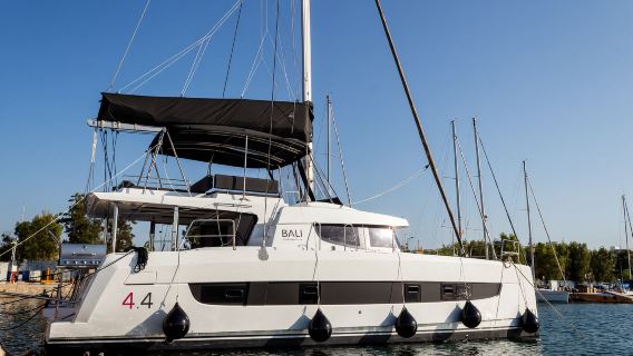 サントリーニ島:地中海セーリングボートクルーズ【混載ツアーツアー * 食事付き * チャーターオプション】※