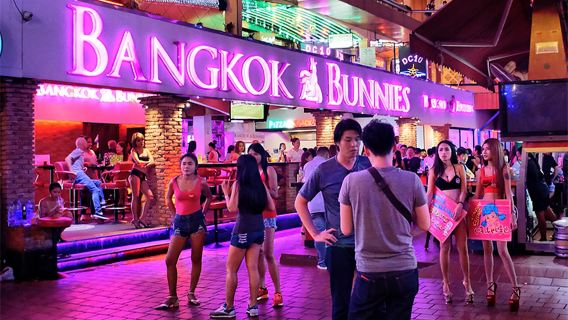 Recorrido nocturno por Nana Plaza y Soi Cowboy en Bangkok, Tailandia [Botella de cerveza local gratis]
