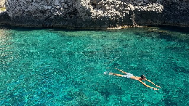 Cata de vinos sicilianos en el barco en Taormina
