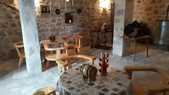 Private tour: Homemade food and wine tasting at my family home