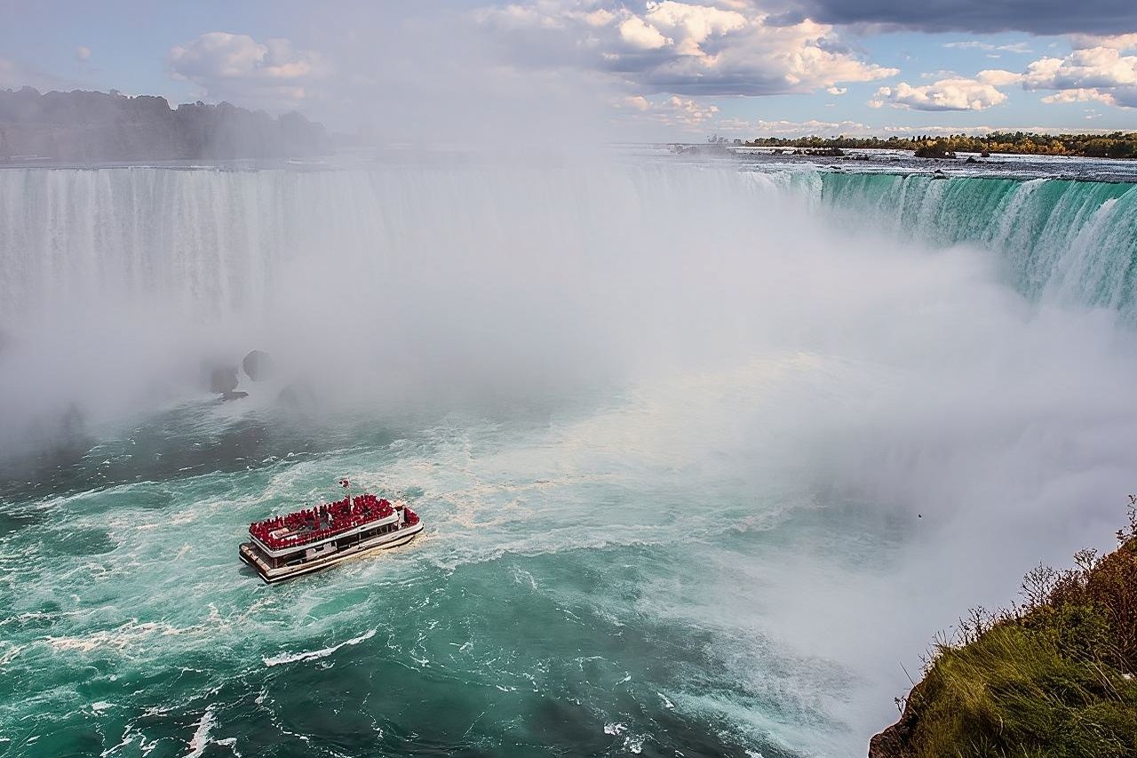 Toronto to Niagara Falls In-Depth Small Group Tour w/Boat Option