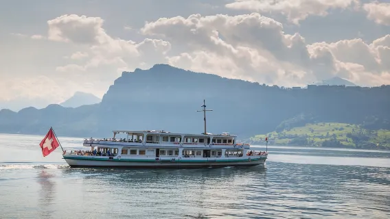 Lucerna: Paseo a pie y en barco con cata de queso y vino