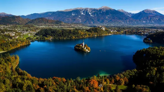 Lubiana: tour giornaliero del Lago di Bled, delle Grotte di Postumia e di Predjama