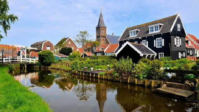 Private Excursion to Zaanse Schans, Edam, Volendam and Marken