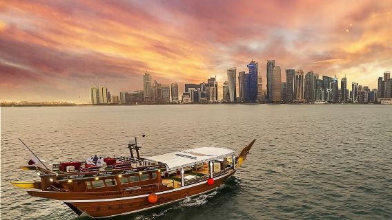 Doha: Crucero al atardecer en barco dhow con traslados privados desde el hotel