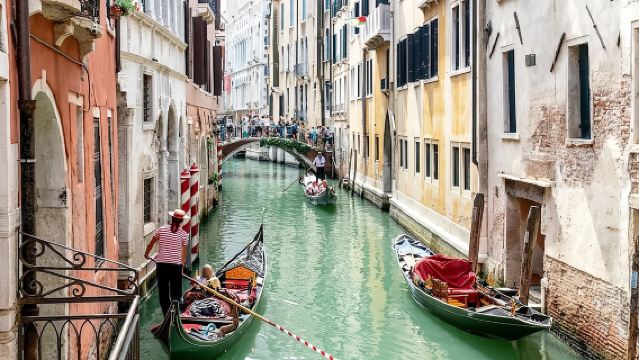 ท่องเวนิสแบบส่วนตัวกับเรือกอนโดลา: สำรวจคลองและสถานที่ซ่อนเร้น