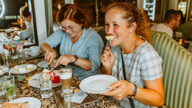 Prague: Old Town Fun Evening Food and Drink Tour