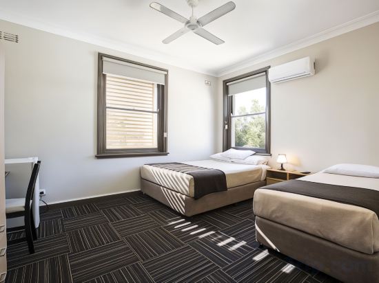 Toongabbie Hotel Room Type - Economy Queen and Single Room with Shared Bathroom Toongabbie Hotel Room Type - Economy Queen and Single Room with Shared Bathroom