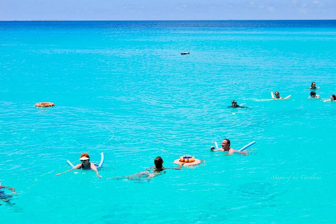Snorkel, navegación y experiencia en la playa en catamarán tropical