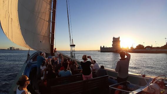 Crucero al atardecer de 2 horas en barcos tradicionales de Lisboa con vino blanco