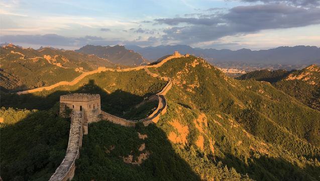 ทัวร์กลุ่มเล็กชมพระอาทิตย์ตกพร้อมเดินป่าระยะทาง 6 กิโลเมตรที่กำแพงเมืองจีน ด่านจินซานหลิ่ง