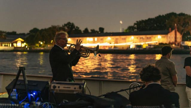 นิวยอร์กซิตี้: ล่องเรือชมพระอาทิตย์ตกพร้อมเสียงแจ๊สบนเรือ 'Clipper City'