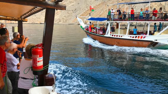 Khasab: Crucero de medio día por Khor Sham con esnórquel y delfines