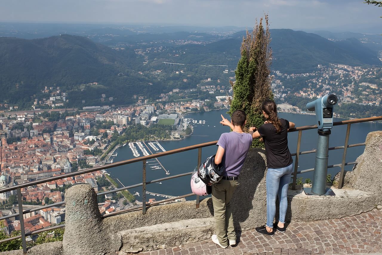 Lago di Como: facile escursione in montagna con funicolare e giro in barca