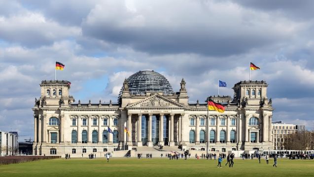 Serviço de transfer privativo na Alemanha: traslado de Berlim/Munique/Frankfurt/Hannover/Düsseldorf/Stuttgart para Palácio Zwinger, Castelo de Neuschwanstein ou Lago Königssee