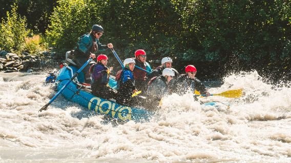 Рафтинг по бурной воде на реке Матануска в районе Лайонс Хед