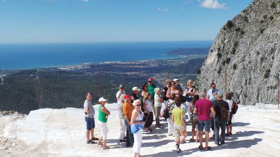 PRIVATE tour in Carrara marble quarries with 4x4 vehicles