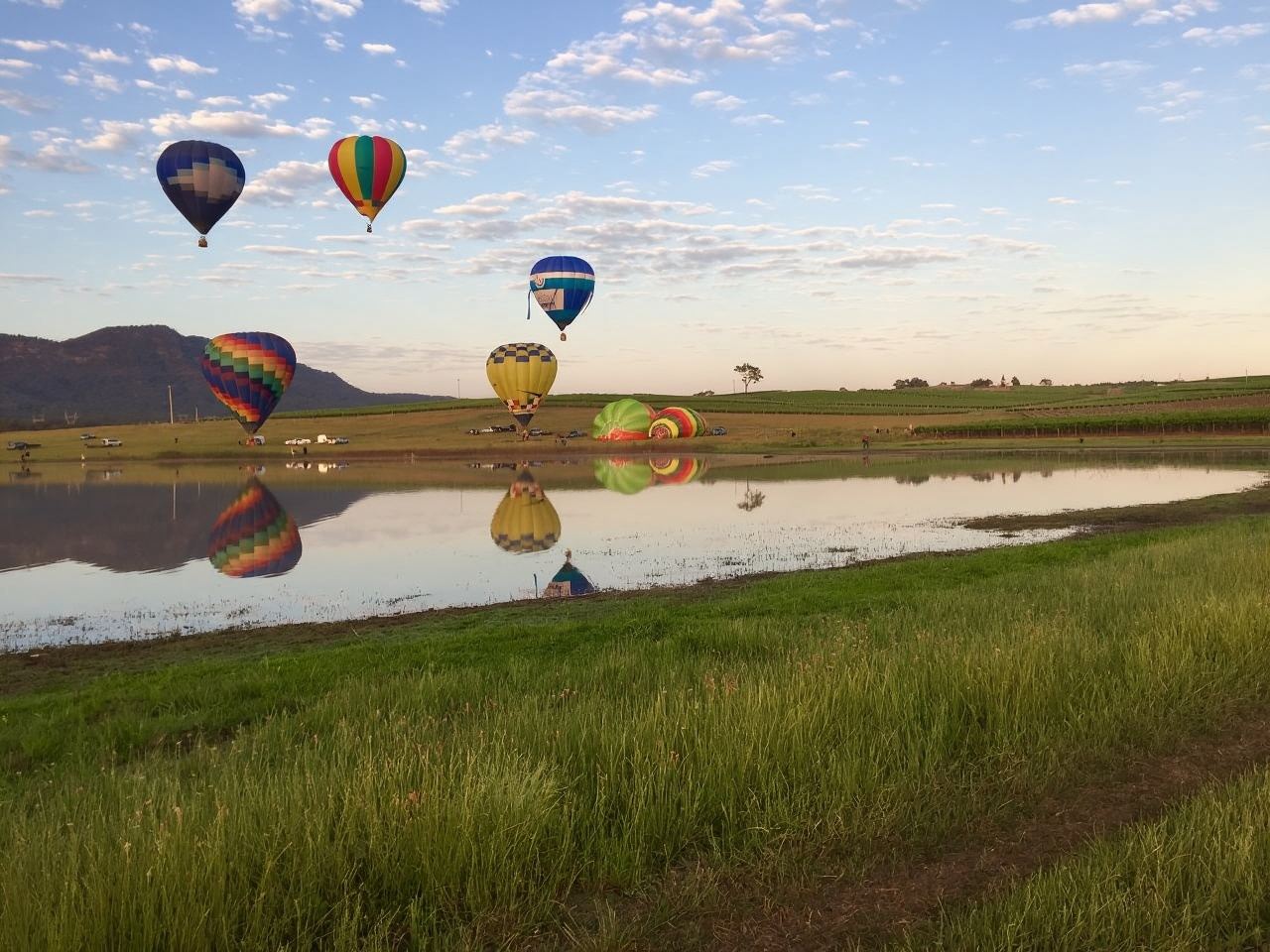 Vuelo en globo aerostático en el Valle de los Cazadores de Sídney [60 minutos/amanecer desde el aire/delicioso desayuno/champán de celebración]