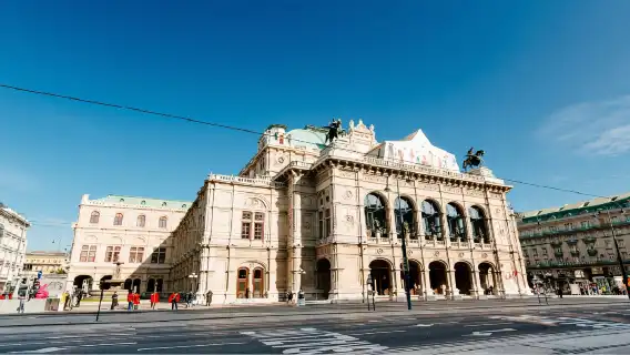 รถบัสแบบขึ้นลงได้ Big Bus เวียนนา [เที่ยวชมสถานที่สำคัญของเวียนนา/รถบัสเปิดประทุนหรู/สำรวจอย่างอิสระ/การล่องเรือ DDSG/ชิงช้าสวรรค์ยักษ์]