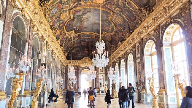Versailles Palace & Gardens Tour with Transport from Paris