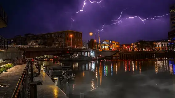 Milwaukee Morbid Mirrorlight Ghost Tours